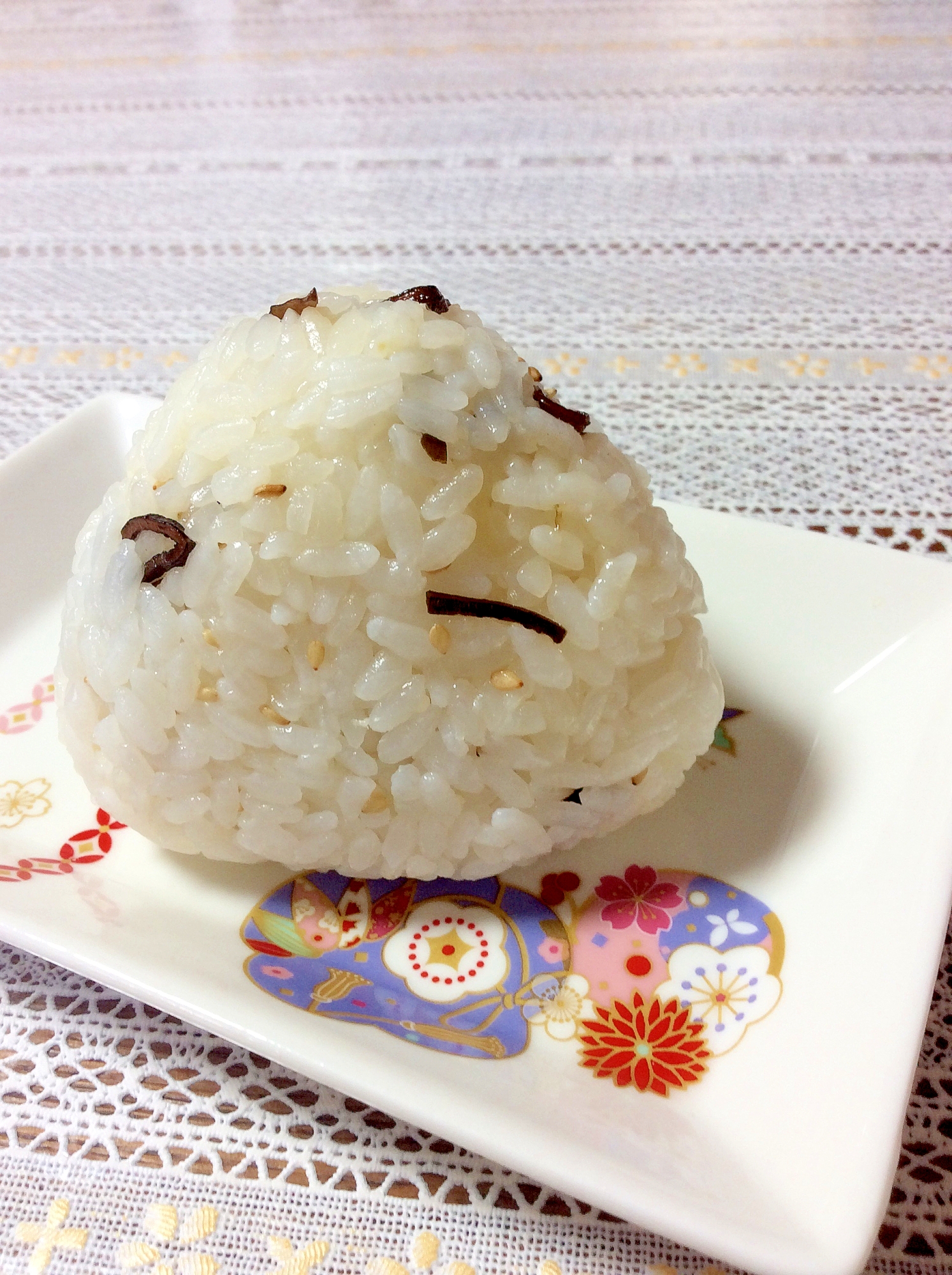 簡単おいしい♡粉チーズと塩昆布のおにぎり