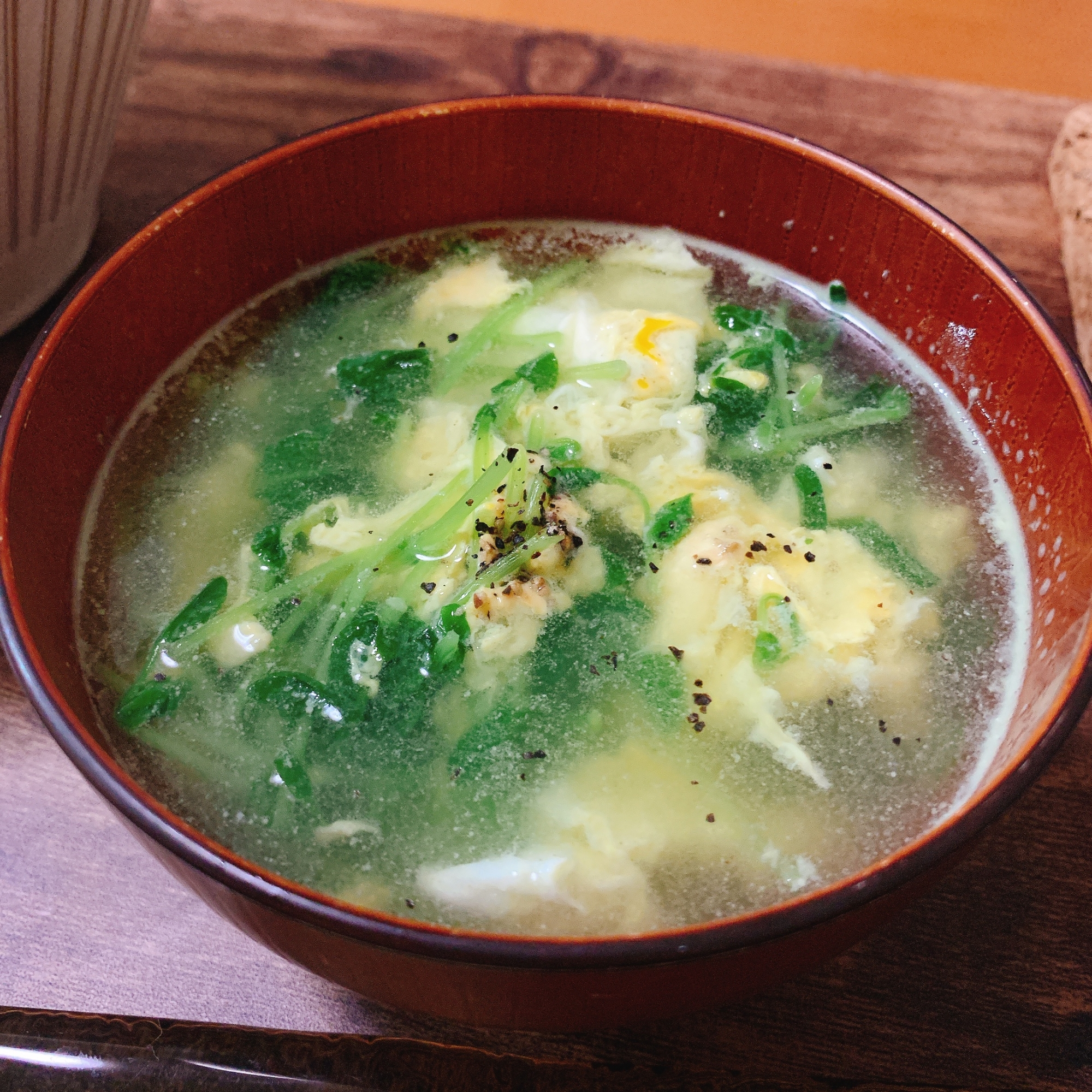 豆苗と卵の中華風スープ