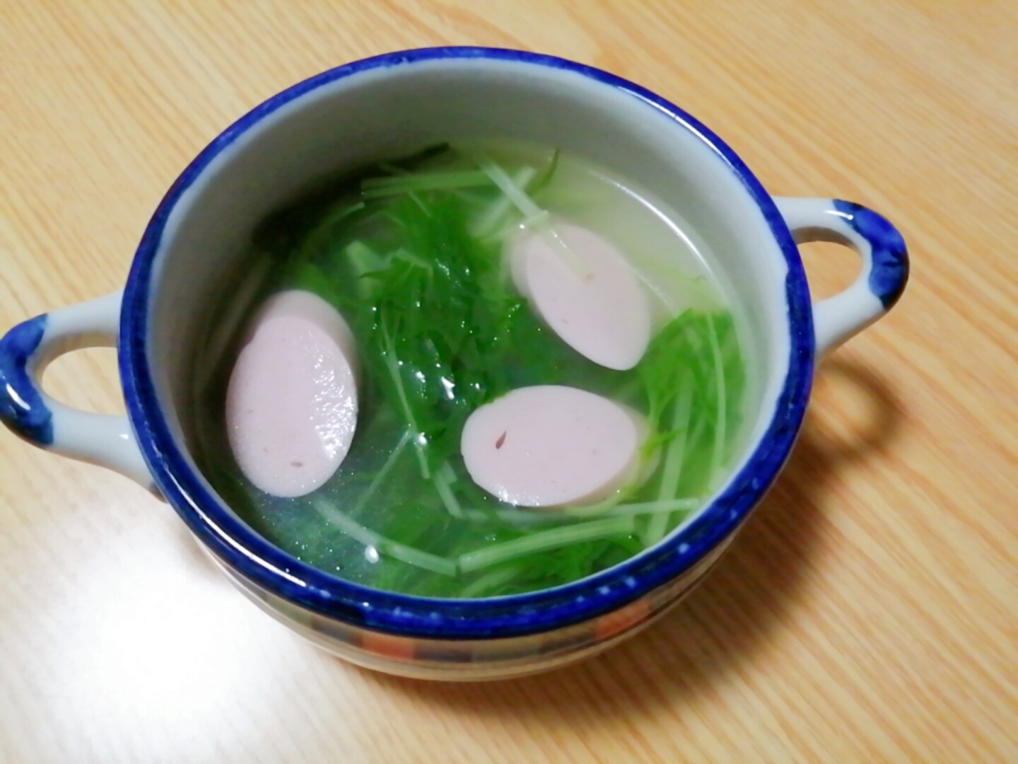 魚肉ソーセージと水菜のコンソメスープ