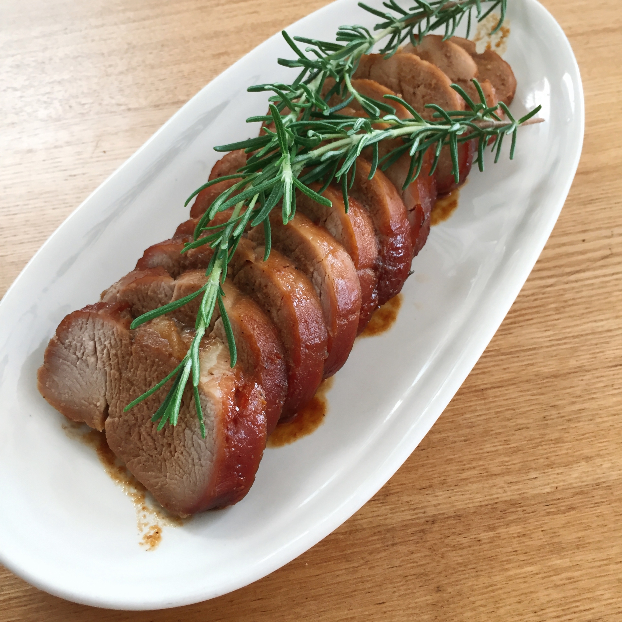 持ち寄りに♪浸けて焼くだけ!ハーブ香る焼き豚