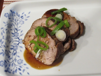 フライパンでとても簡単にチャーシューが作れますね！
ラーメンのトッピングにしても美味しく、残りをレシピ通りにおつまみとしていただいても、とても美味しかったです♪