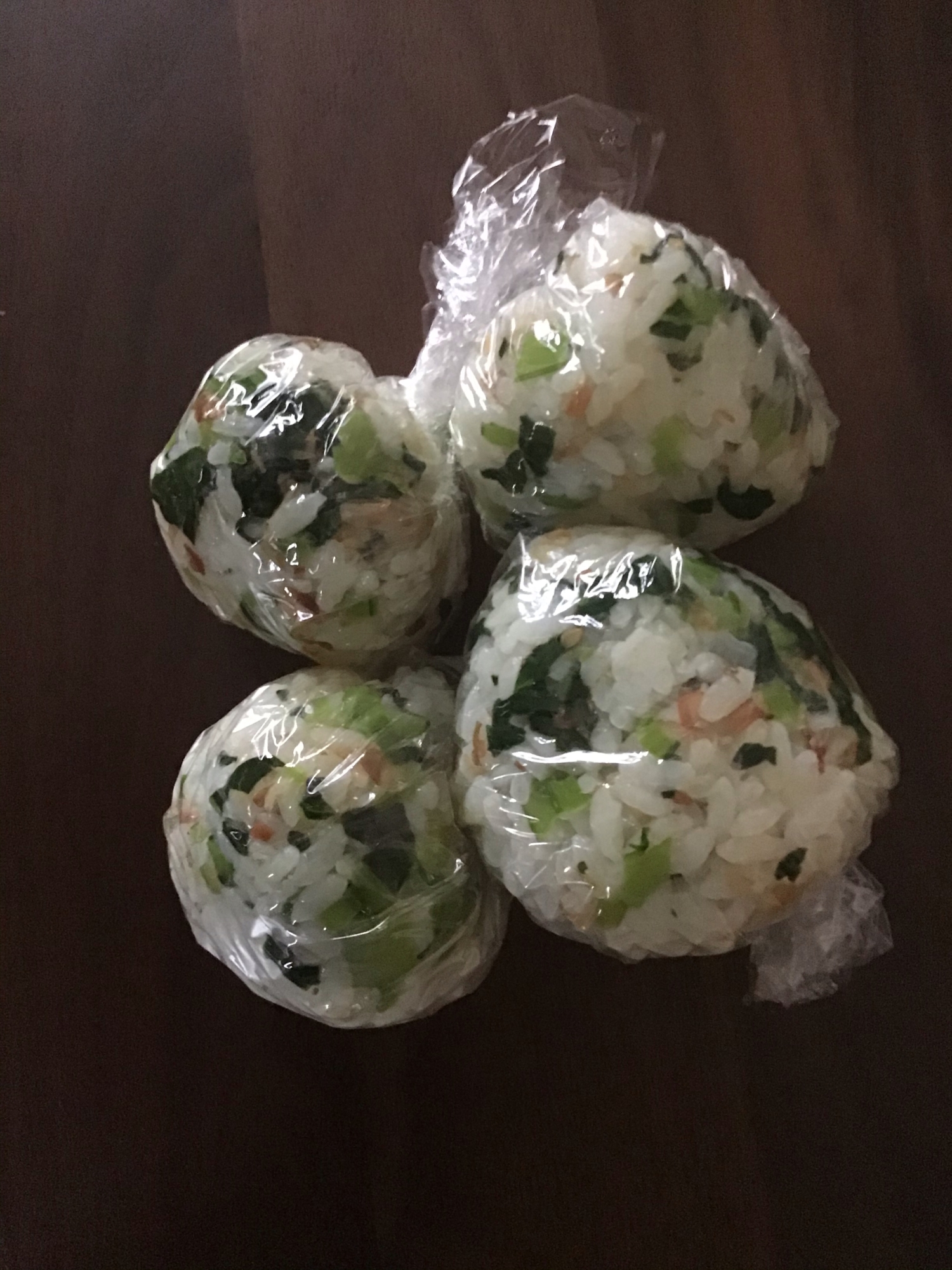 手づかみ食べ離乳食に！ツナと小松菜のおにぎり
