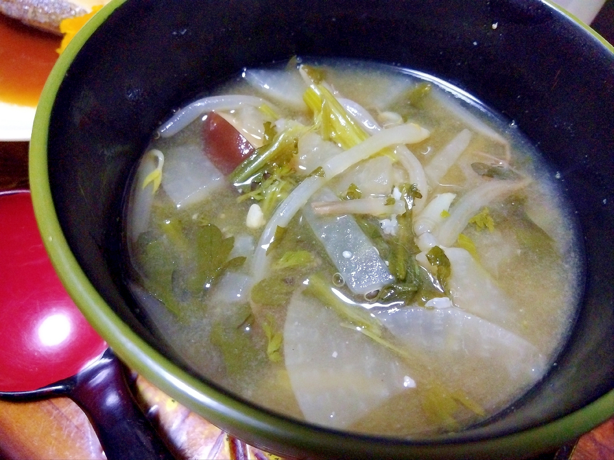 大根もやし春菊しいたけ味噌汁