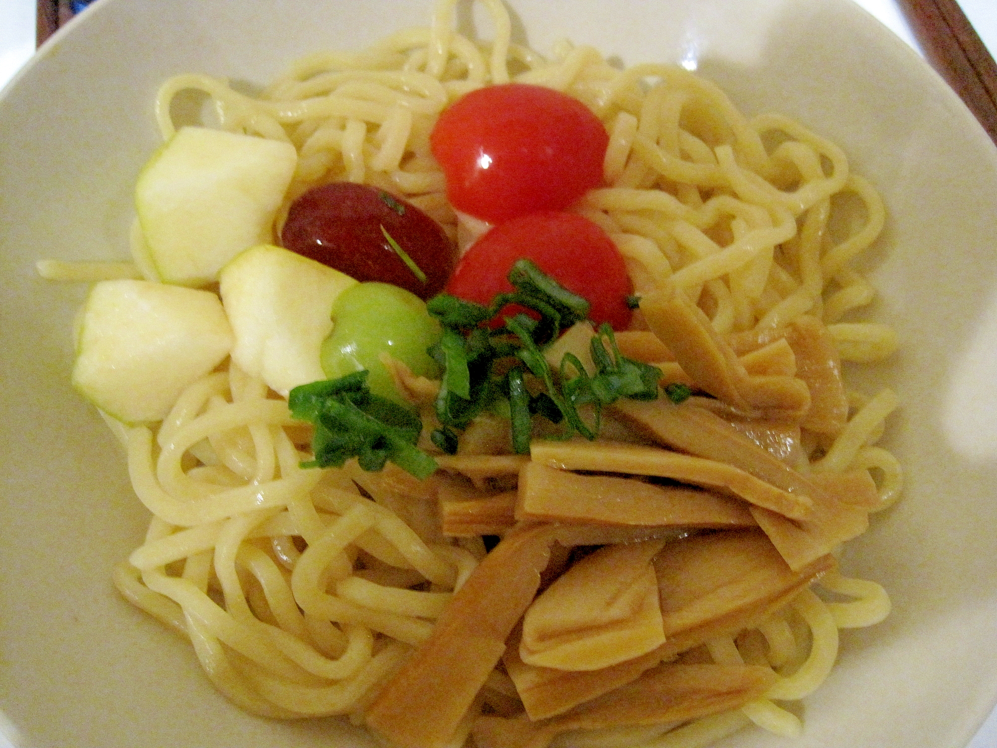 フルーツ乗せつけ麺