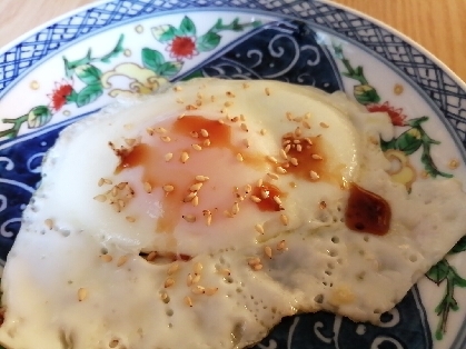 白ごまと生醤油で目玉焼き