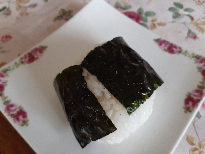 昨夜の焼き鮭があったので朝食と、お弁当用につくりました❤️定番だけど人気No.1ですっ！ご馳走様でした❤️緊急事態宣言が延長されそうだね(涙)人は変わらず多い？