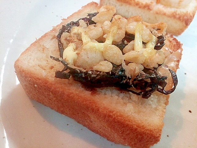 昆布佃煮と天かすとかつお節のミニトースト