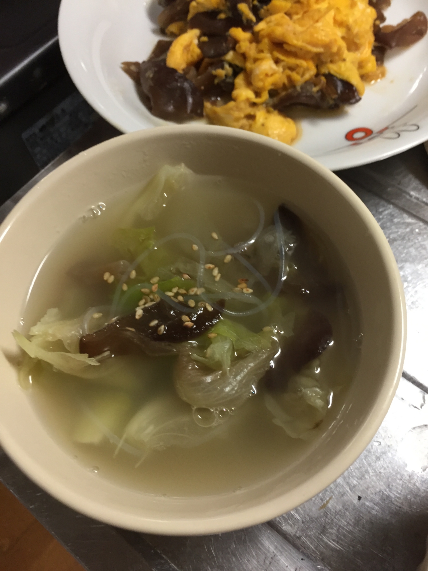 キクラゲとレタスの中華風スープ