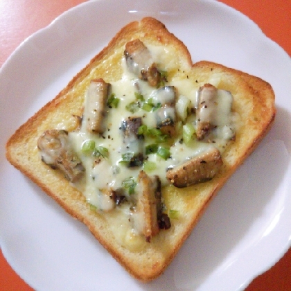 鰯の味噌煮缶詰と葱のチーズトースト