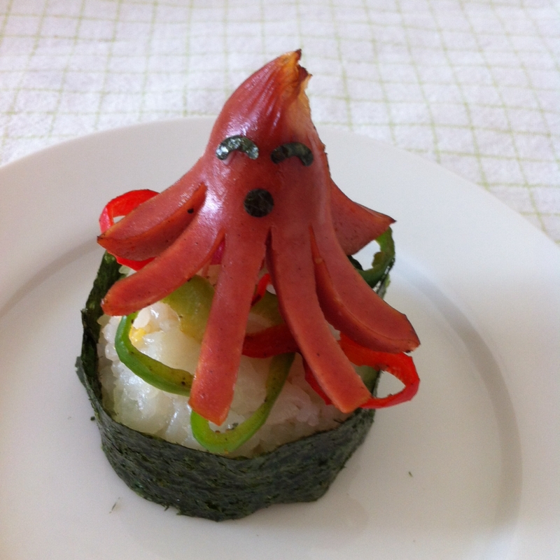 白い皿に盛られたタコさんおにぎり