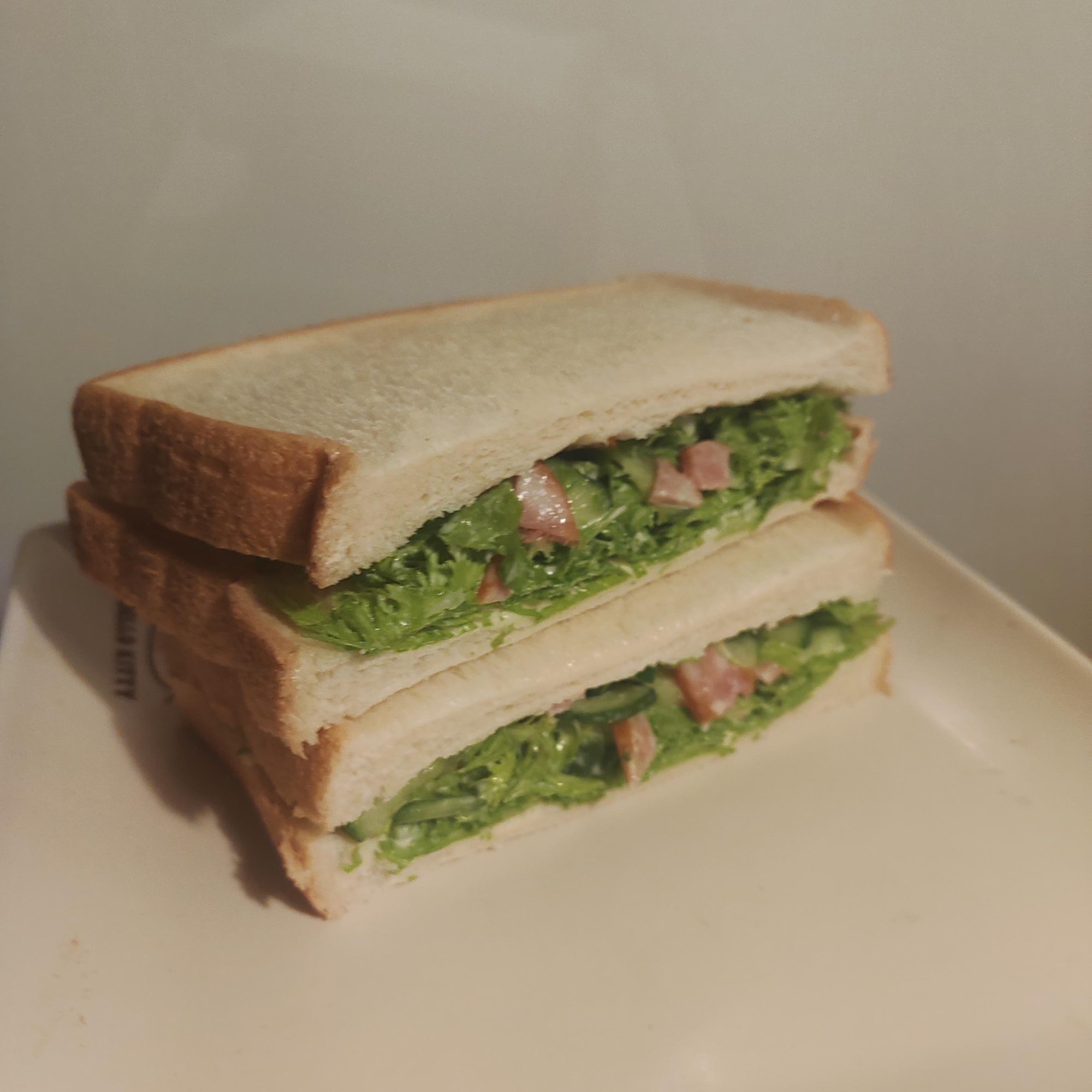 わさび菜、きゅうり、ソーセージのサンドイッチ