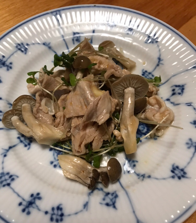 豚こま肉としめじ、スプラウトの和えもの