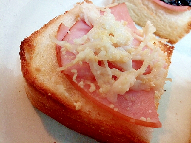 ハムとサラダチキンとパルメザンチーズのトースト