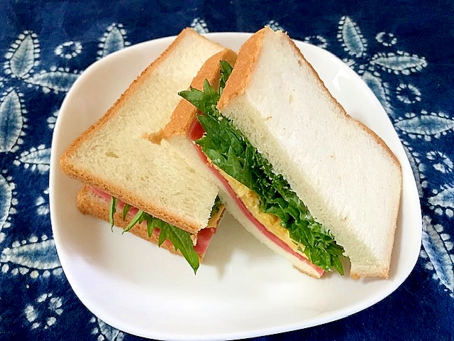 わさび菜とチーズオムレツとハムのサンドイッチ