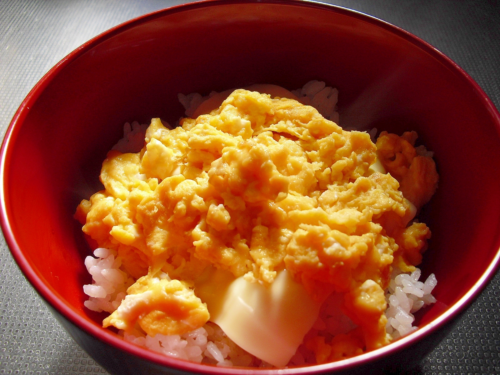 簡単朝御飯♪我が家の“チーズスクランブルエッグ丼”