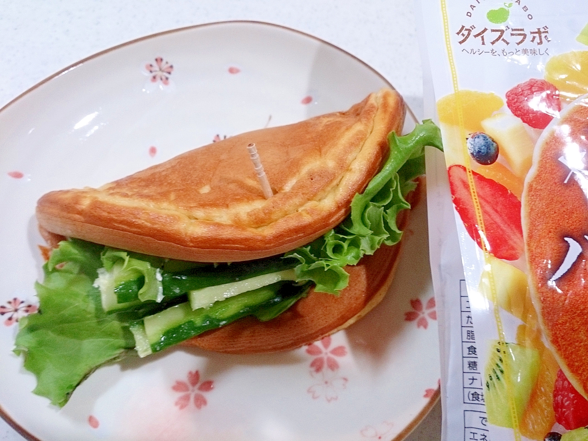 チーズときゅうりの大豆粉いりパンケーキサンド