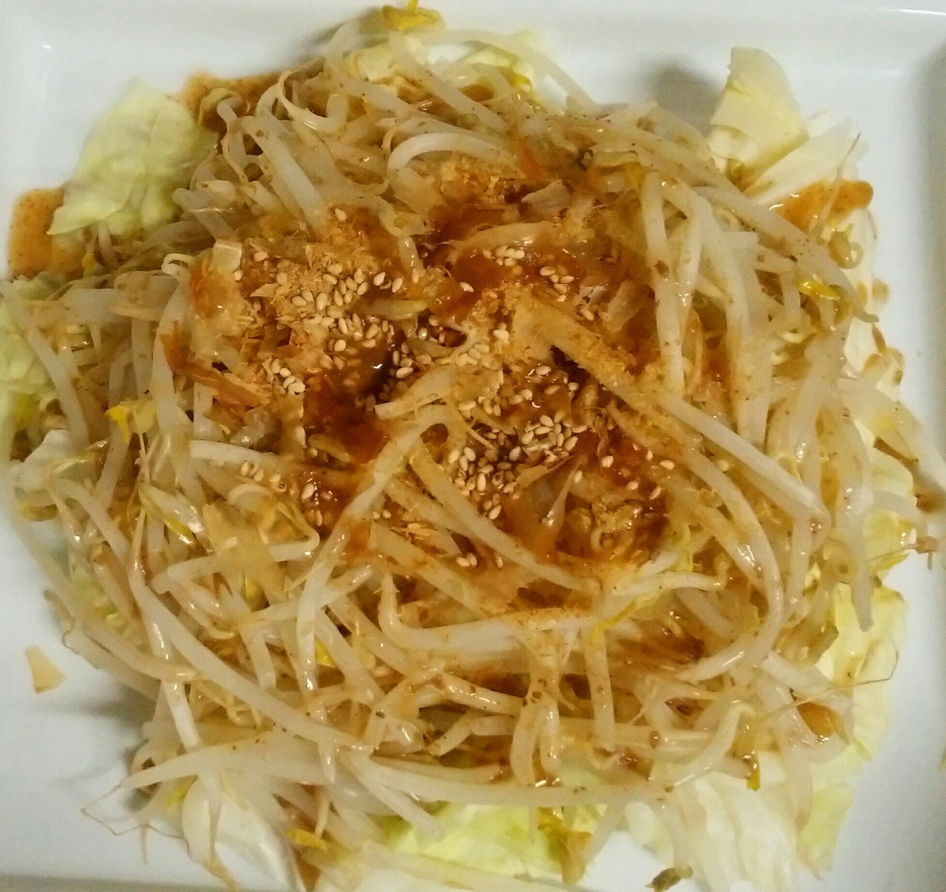 レンジで簡単！キャベツともやしの温サラダ