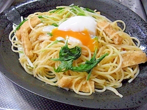 塩麹で味付け！水菜と油揚げのパスタ　温泉玉子のせ