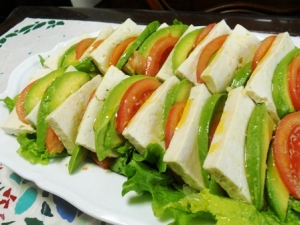 塩豆腐とアボカドトマトのサラダ