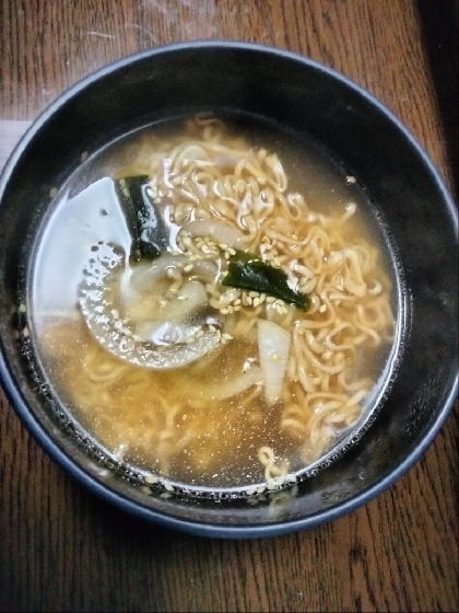 玉ねぎとわかめとごまとごま油入りラーメン