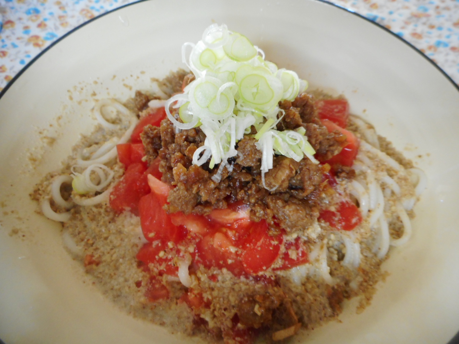 生姜そぼろとトマトのゴマダレ冷やしうどん