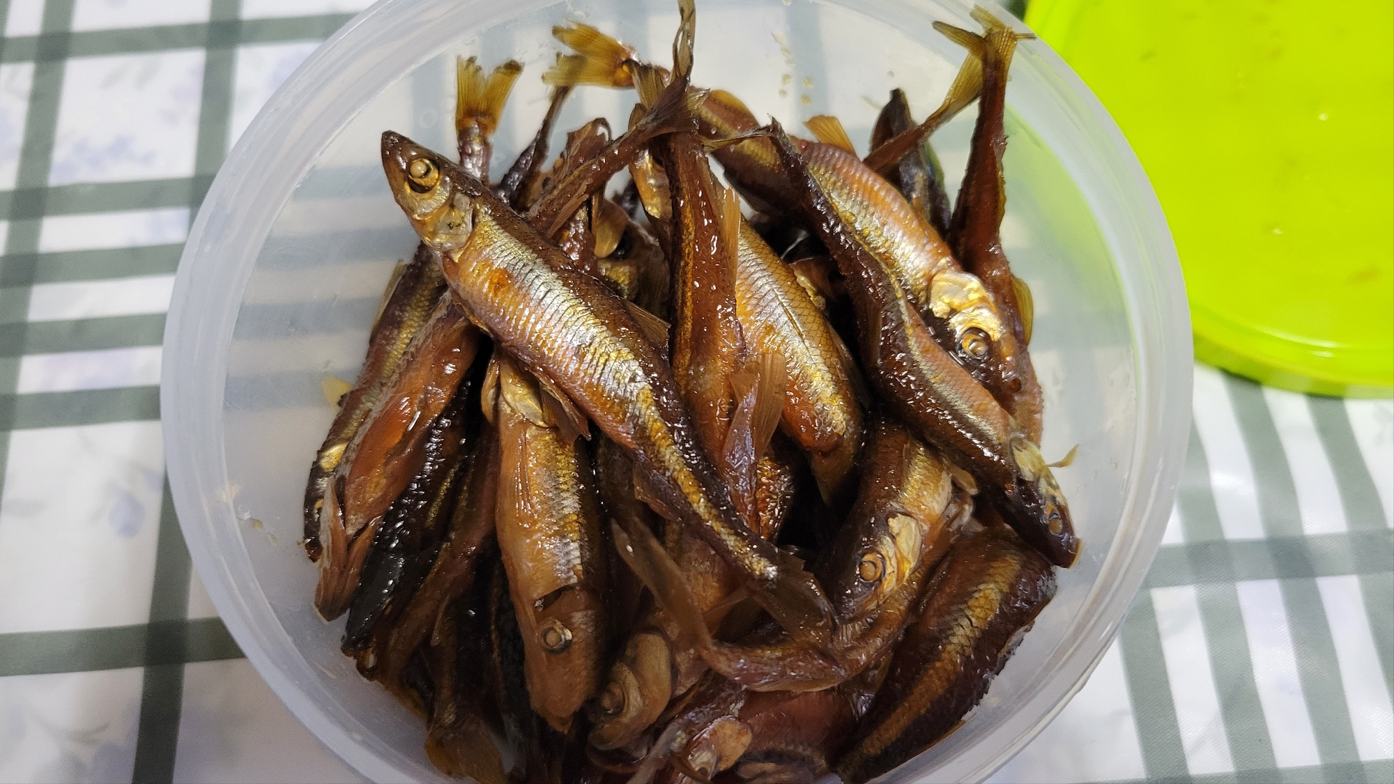 透明な保存容器に入ったわかさぎの佃煮
