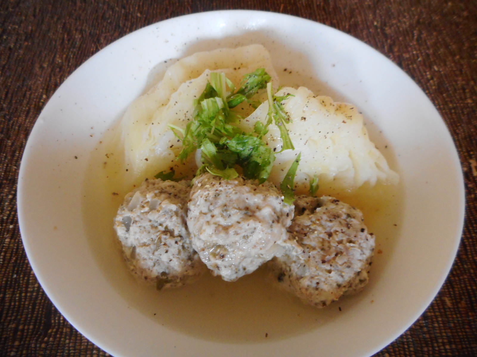 圧力鍋でハーブ肉団子とキャベツの蒸し煮