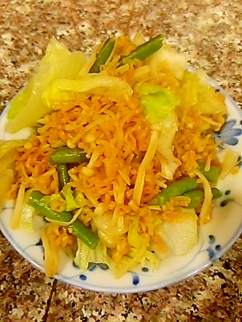 いんげんとえのきのチキンラーメン炒め