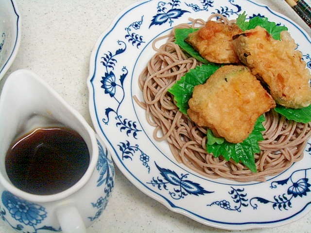 南瓜の天ぷらとシソの冷やし蕎麦