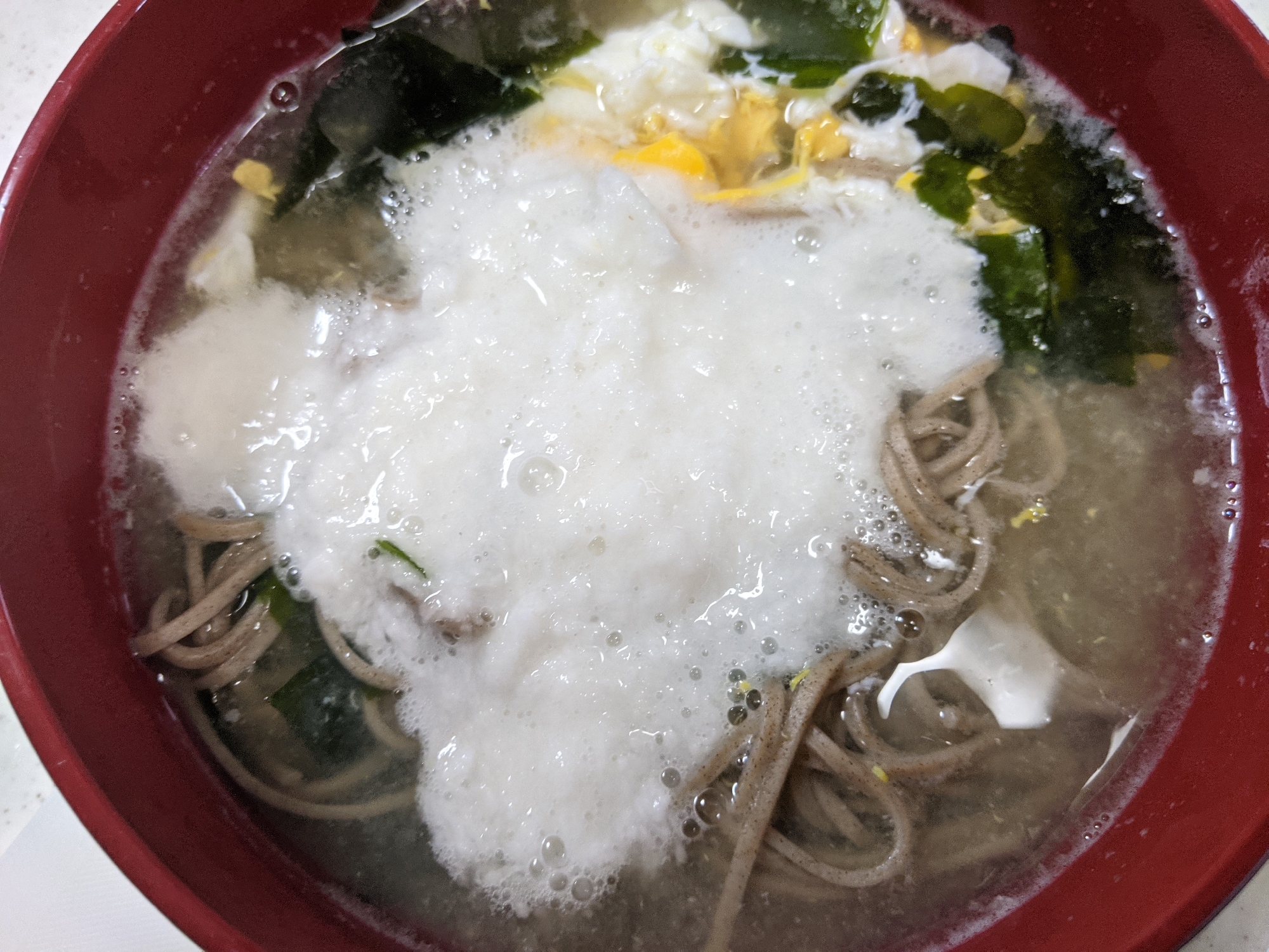 卵とわかめの山かけ蕎麦