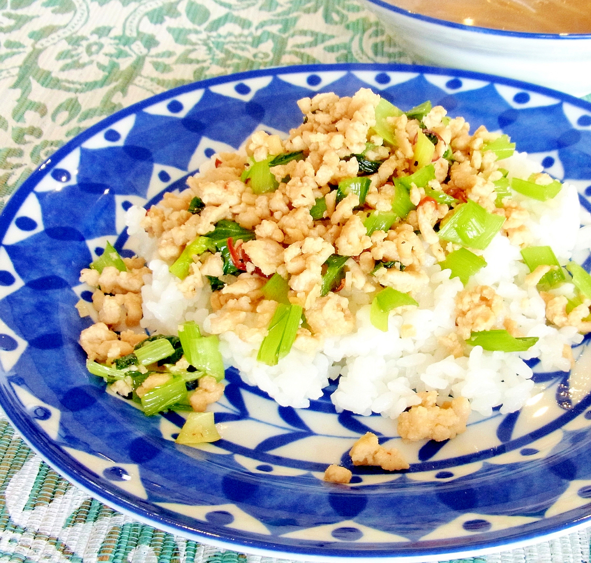 鶏ひき肉と小松菜のエスニック炒めのせごはん