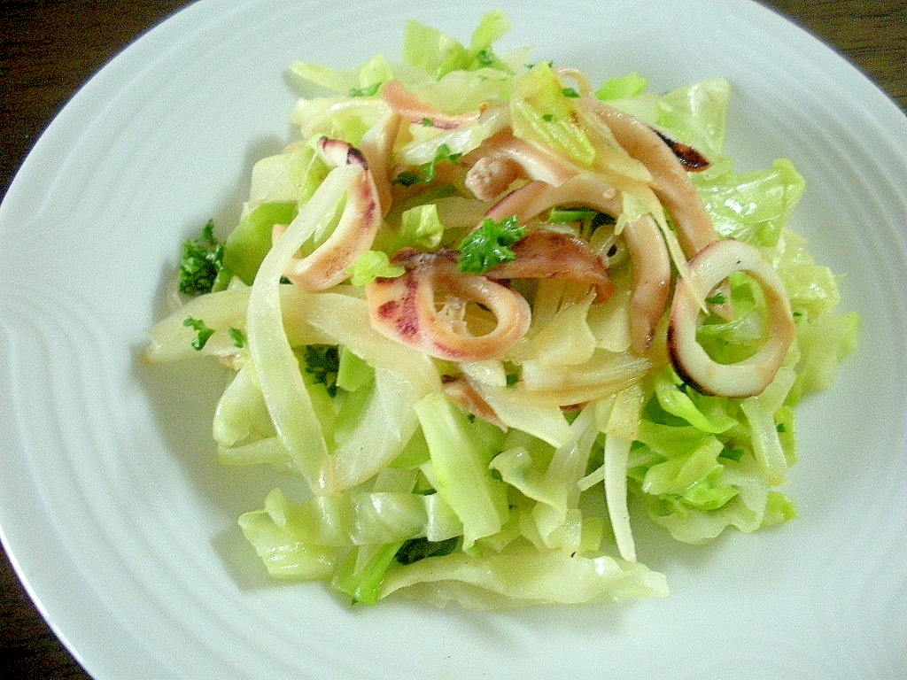 お夜食に！甘～いキャベツとイカの炒め蒸し♪