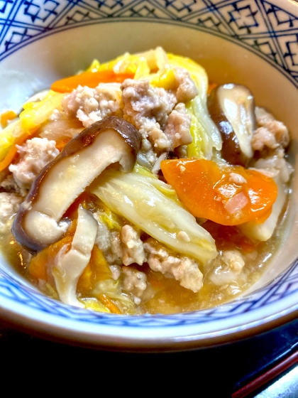 白菜やキノコの季節にピッタリのメニューですね！丼にして、旨みのたっぷり詰まった煮汁まで美味しく頂きました。