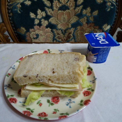 アボカドとクリームチーズ♥ロースハムサンド