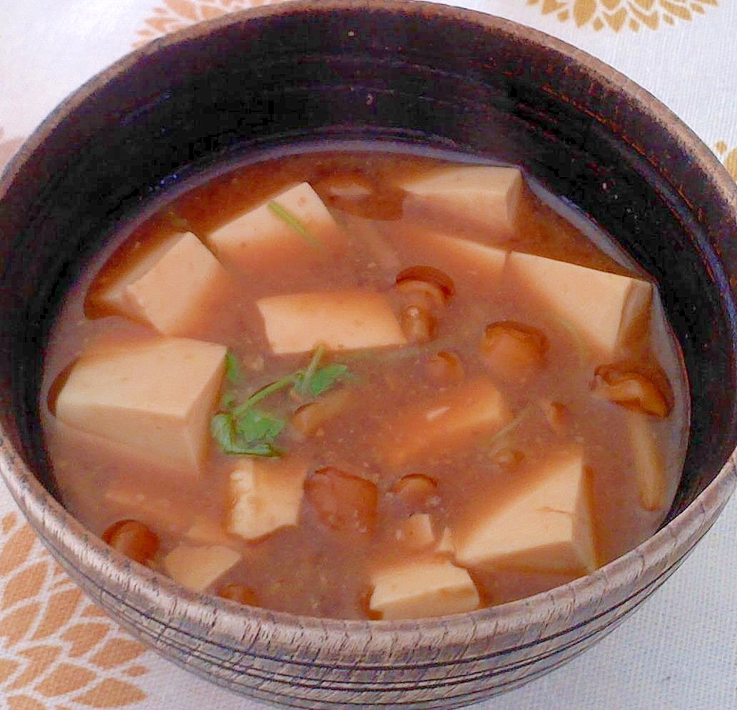 豆腐となめこの味噌汁