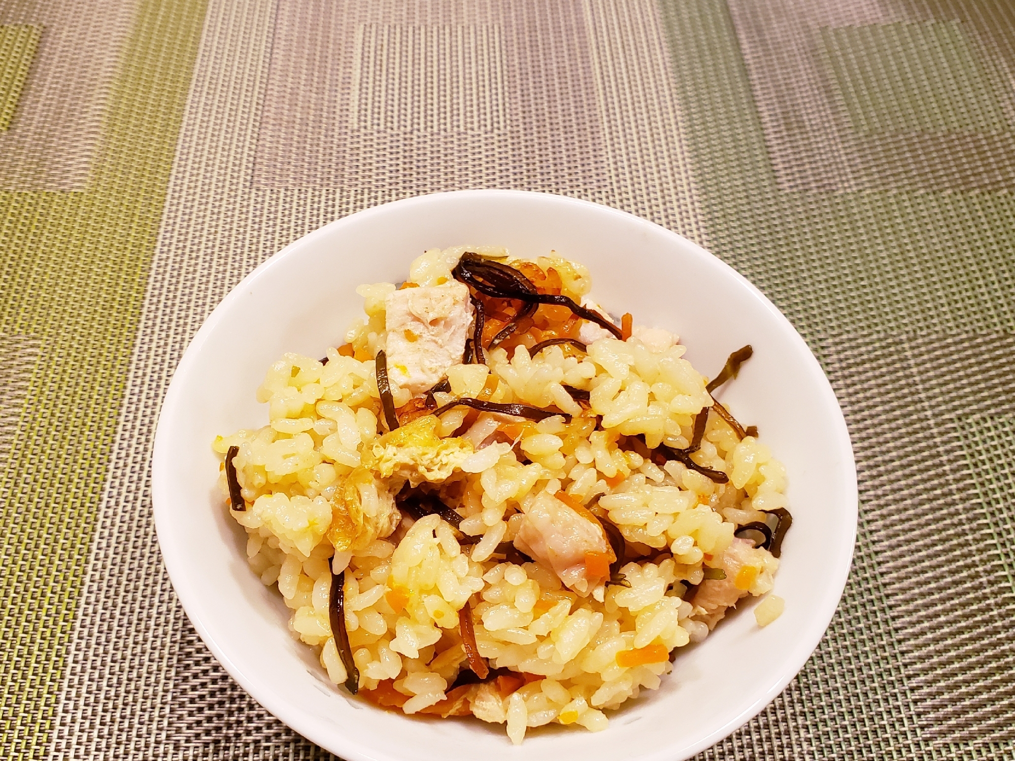 鶏もも肉と塩こんぶ の 簡単美味しい 炊き込みご飯