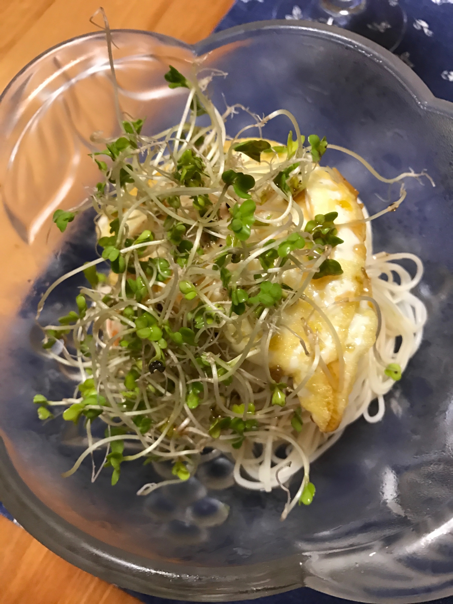 卵とスプラウトのぶっかけそうめん