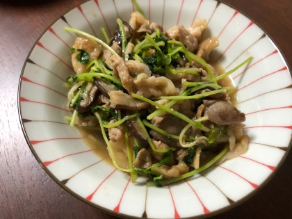 お肉に片栗粉を少しまぶして作りました！
少しとろみもついておいしくできました(^^)