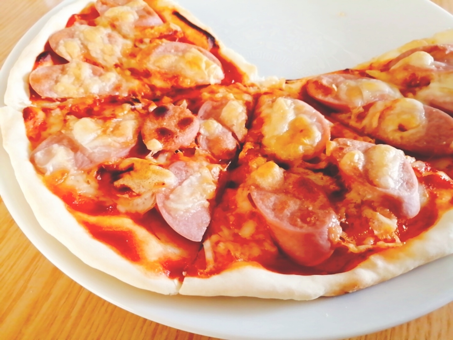 魚肉ソーセージとチーズのピザ