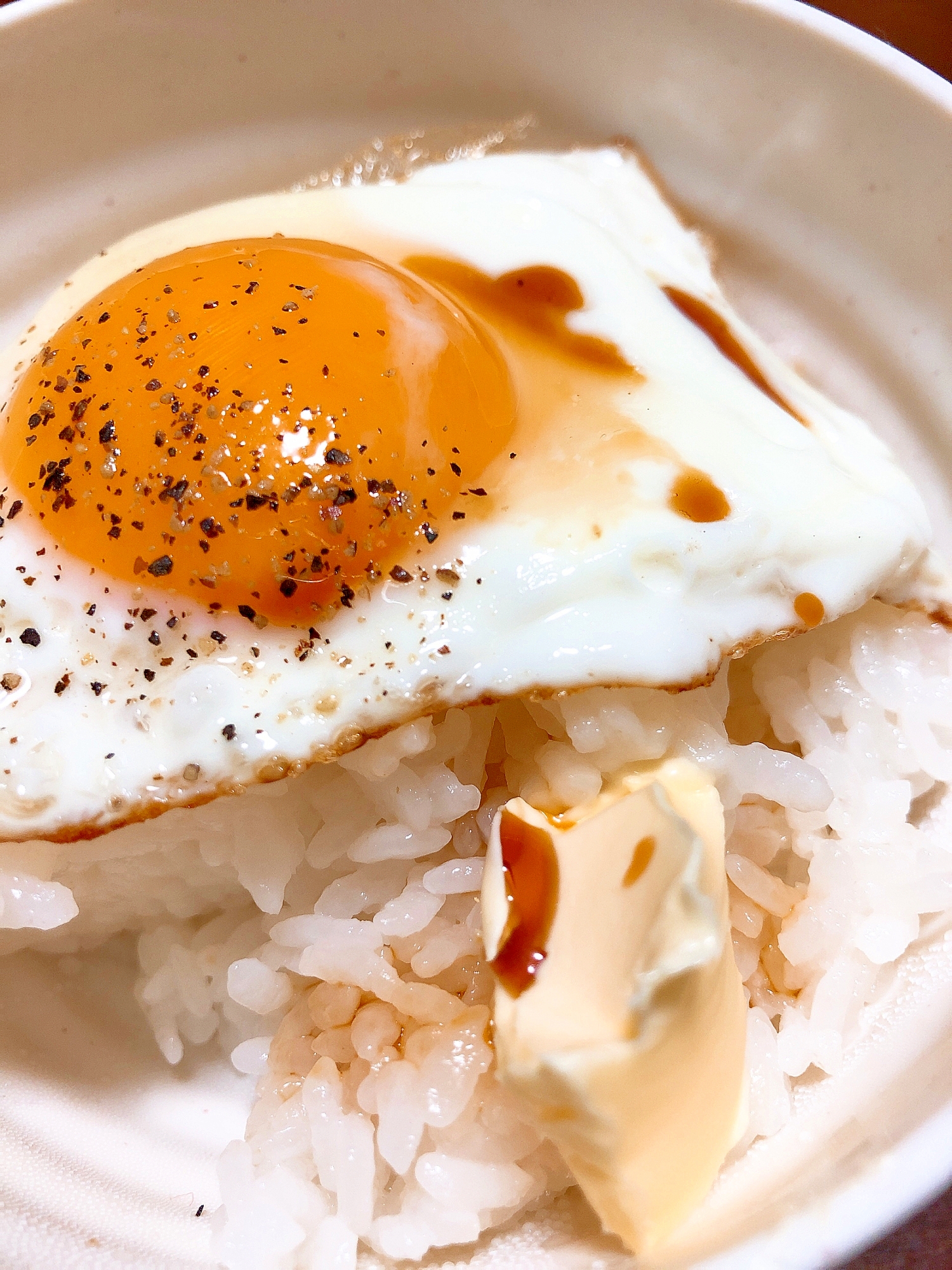 朝食にどうぞ☆目玉焼きバター醤油ごはん