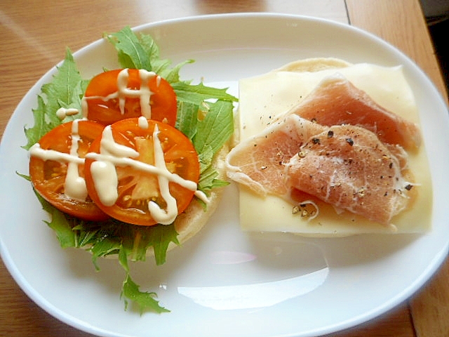 水菜トマトとチーズ生ハムのイングリッシュマフィン