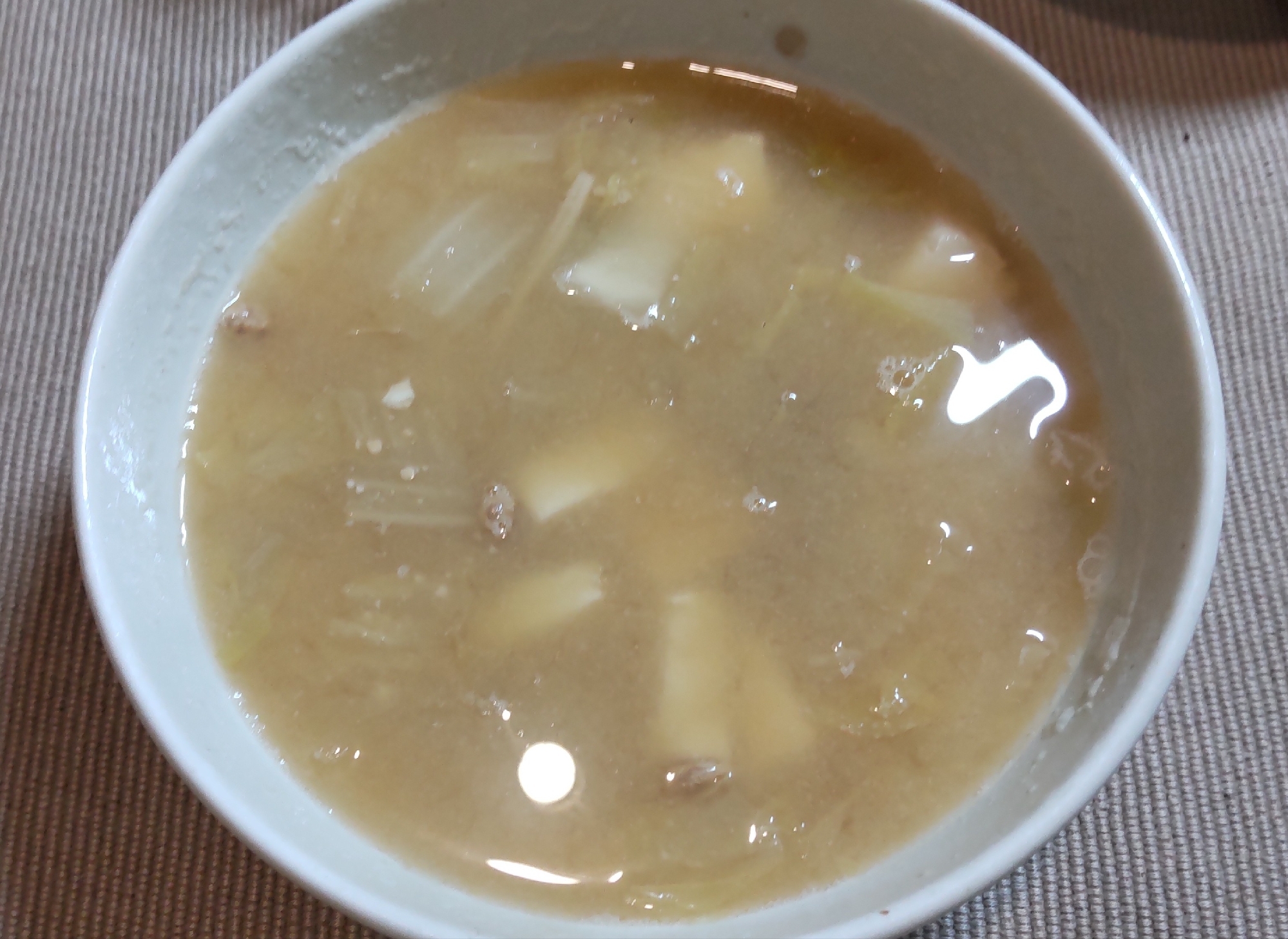 豆腐、納豆、白菜、えのき茸の味噌汁