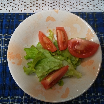トマトとサニーレタス（レタスなどでもOK）のサラダ