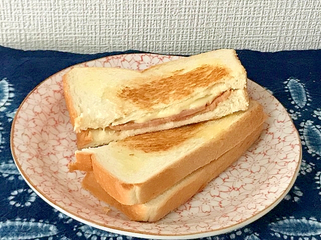 焼き豚スライスとチーズのフライパンホットサンド