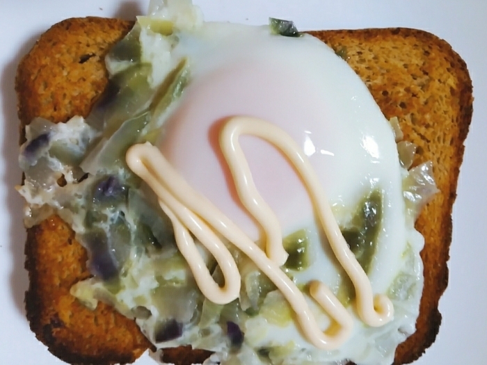 紫玉葱と目玉焼きのトースト