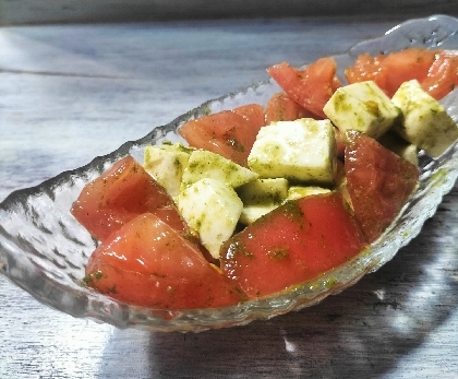 アボガド＊トマト＊モッツァレラのバジルソース