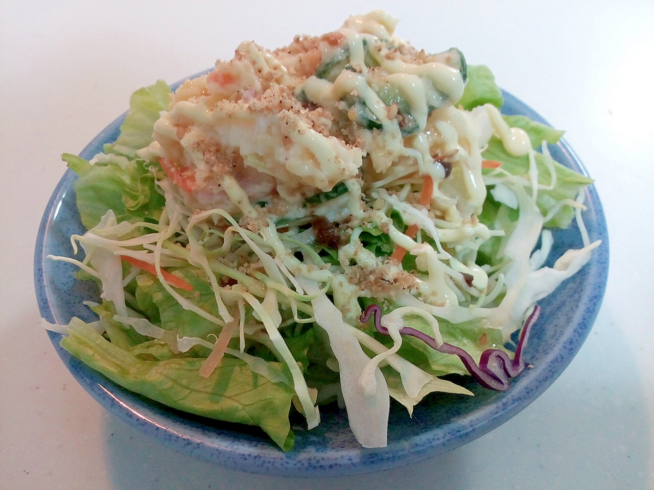 レタスと千切り野菜とポテトサラダの和風サラダ