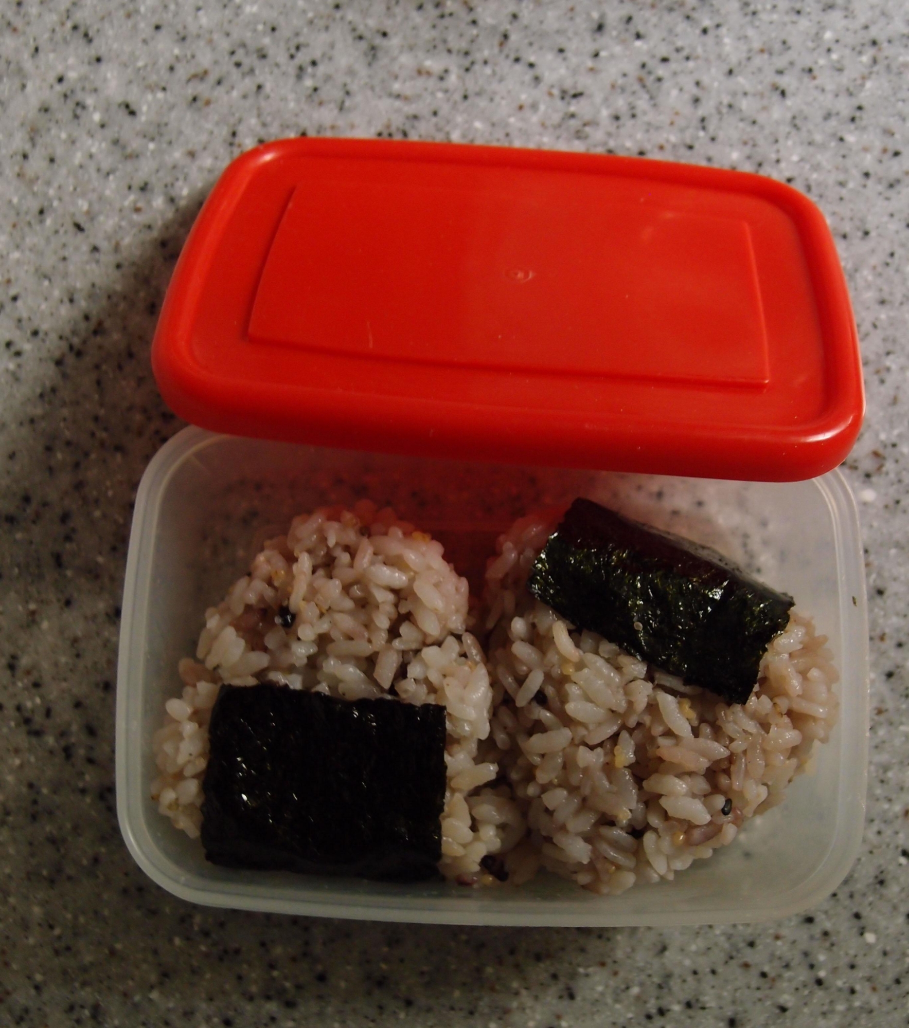 雑穀ご飯で★甘辛挽き肉のおにぎり弁当