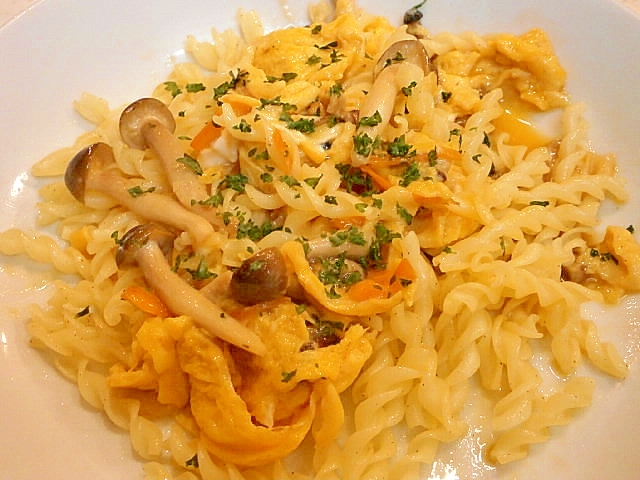 きのこと半熟卵のパスタ