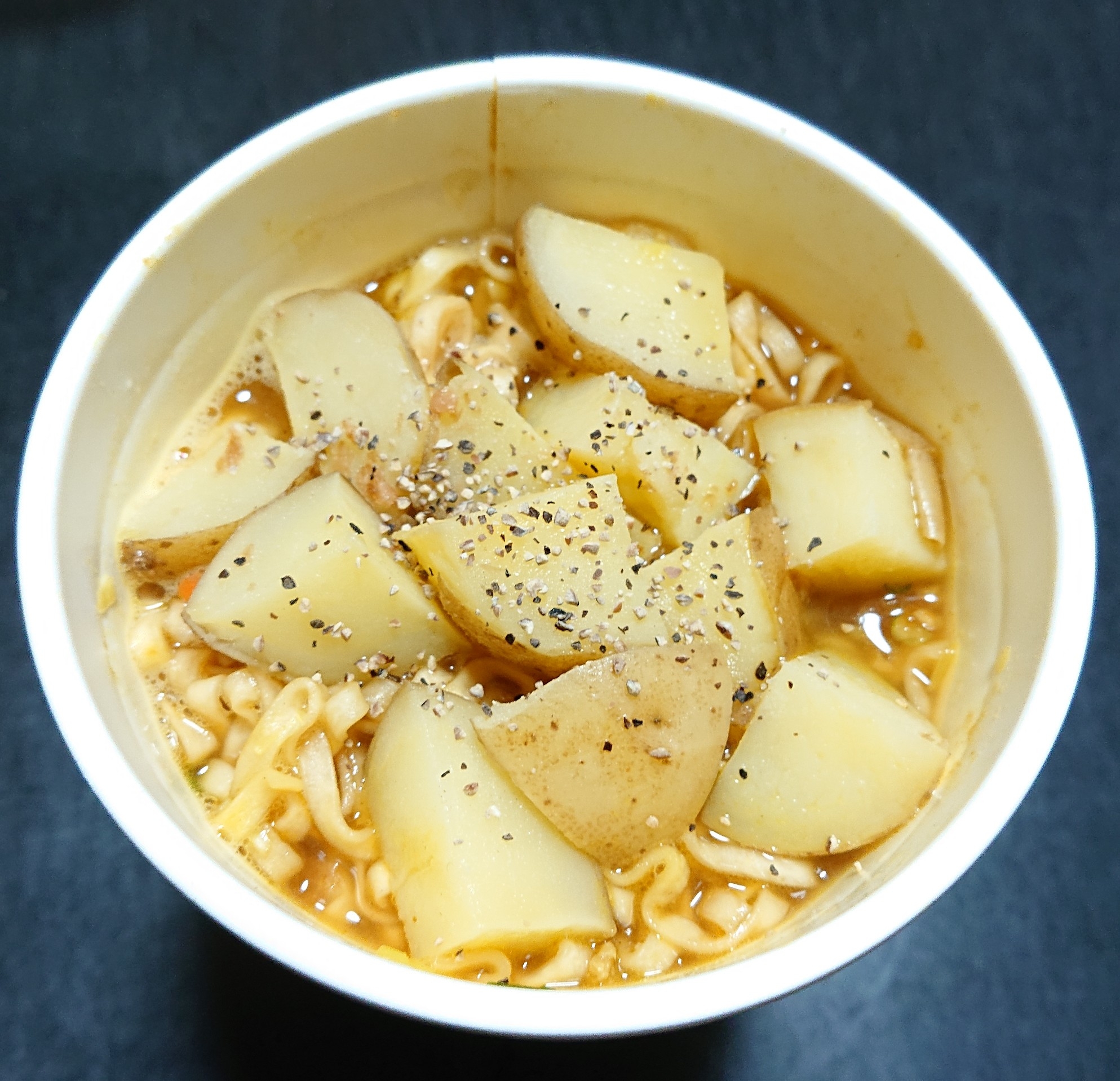 皮つきポテトのカレーヌードル